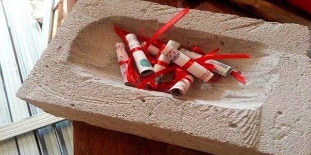 Кирпич с деньгами