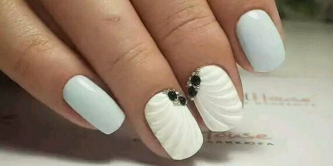 Классическая ракушка в сочетании со стразами подходящий вариант для новобрачной