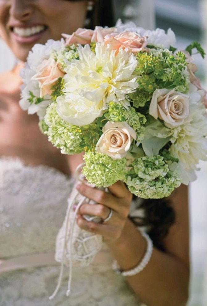 Классический букет в форме полусферы