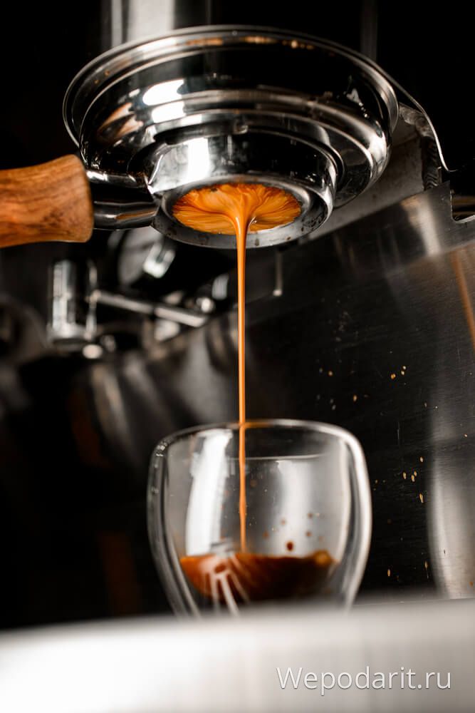 кофемашина готовит некрепкий эспрессо кофе