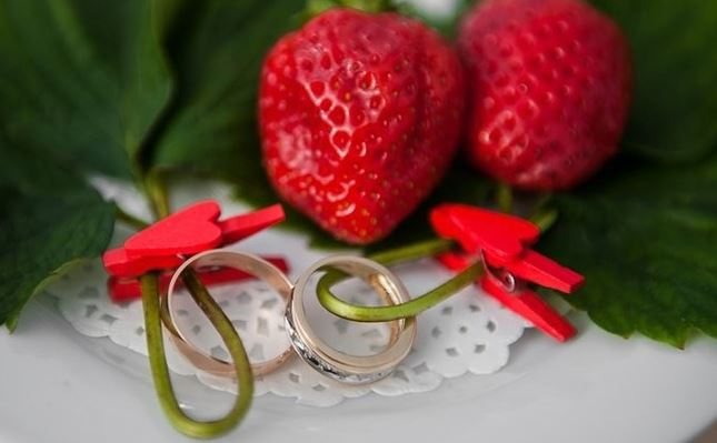 кольца и клубника