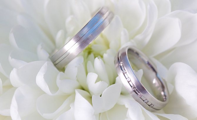 кольца на цветке