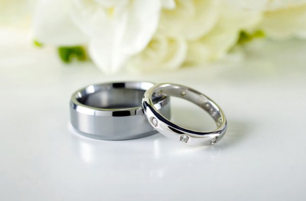 кольца на фоне цветов