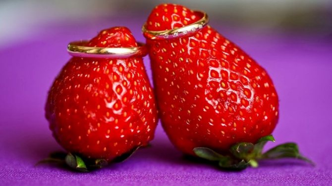 кольца на ягодах клубники