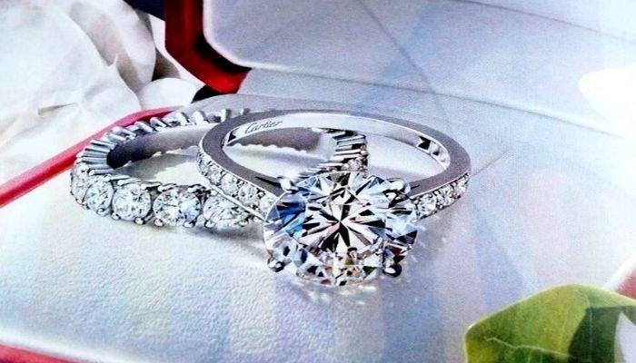 Кольцо из белого золота с бриллиантом