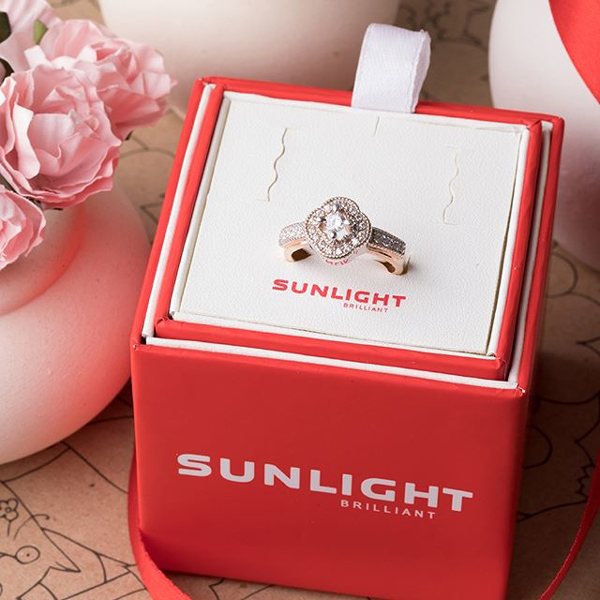 кольцо с фианитом санлайт