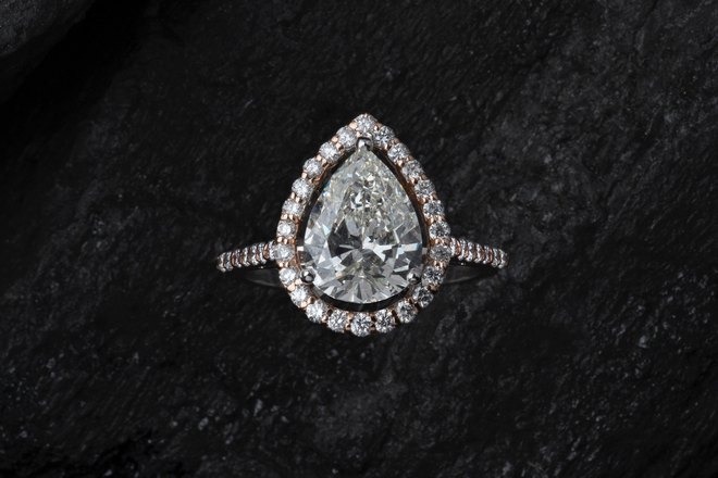 Кольцо с каплевидным камнем