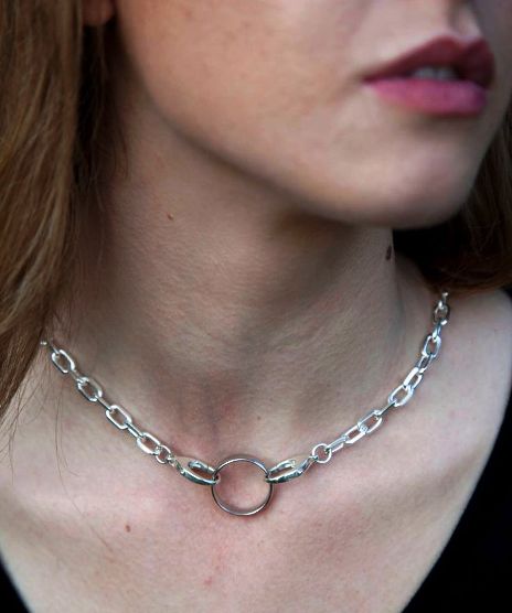 кольцо у вдовы умершего мужа на шее