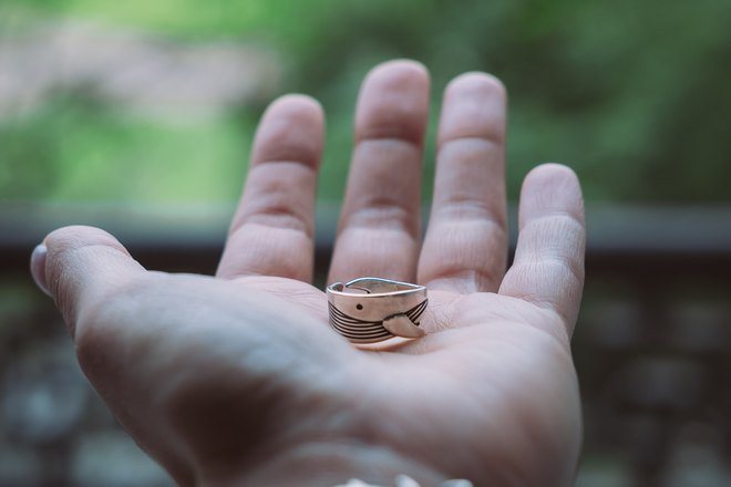 Кольцо в виде кита в ладони