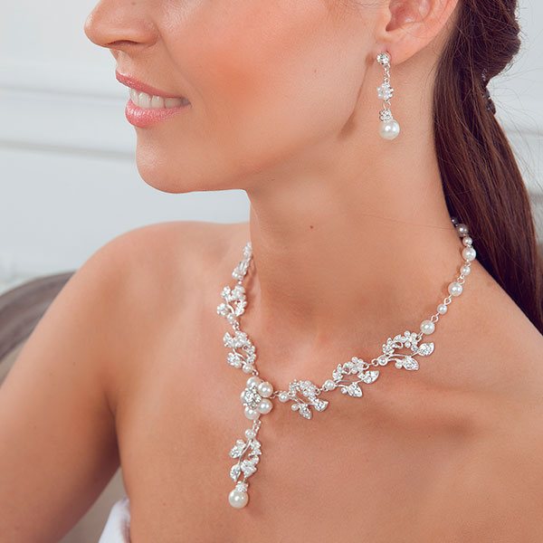 комплект из колье и сережек на свадьбу