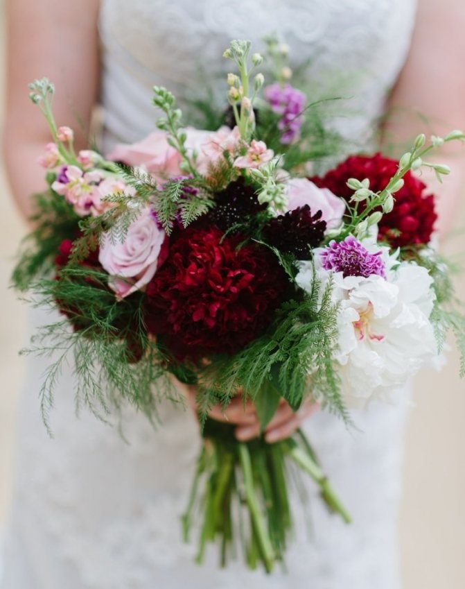 Композиция с пионами, розами и зеленью