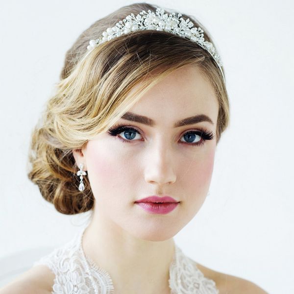 корона на голове невесты