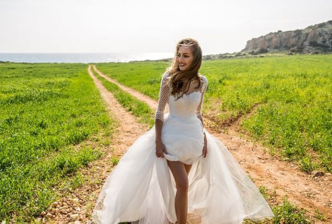 короткие свадебные платья с шлейфом 9