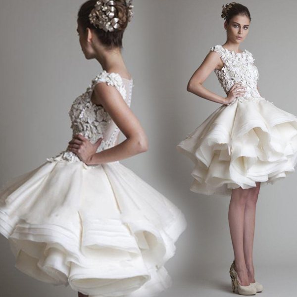 Короткий наряд с пышной юбкой