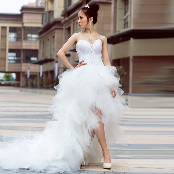 Короткое свадебное платье со шлейфом