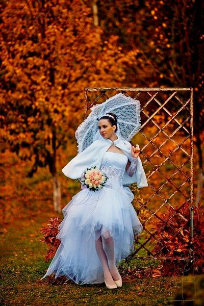 Красивая невеста в осенний период