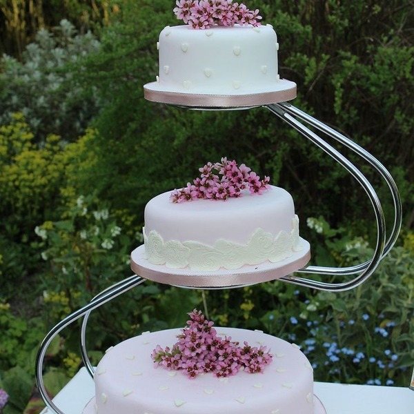 красивая подставка для свадебного торта
