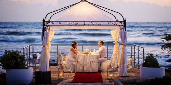 Красивое бракосочетание на морском побережье