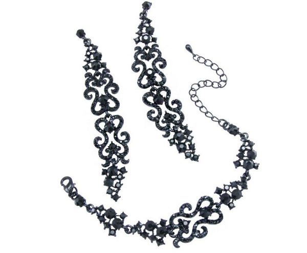 Красивое ожерелье и серьги подчеркнут романтику отношений