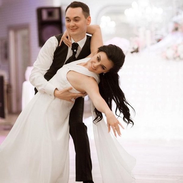 красивые молодожены