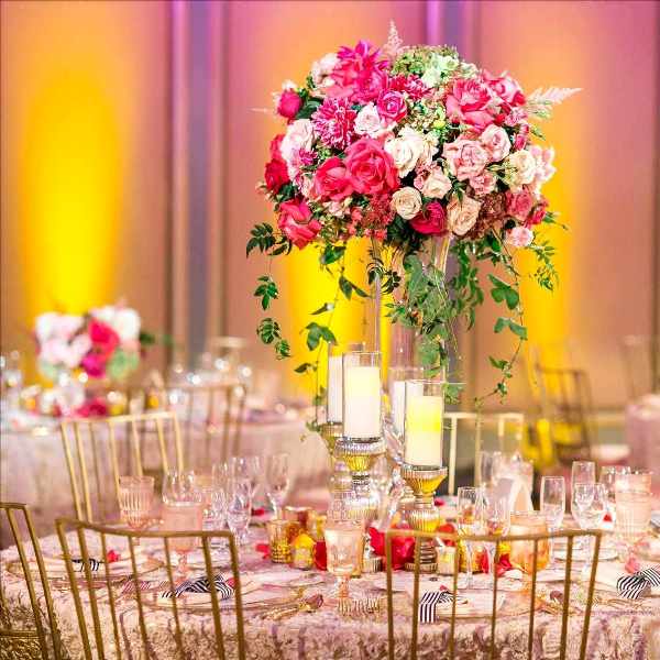 красивый букет на свадебном столе