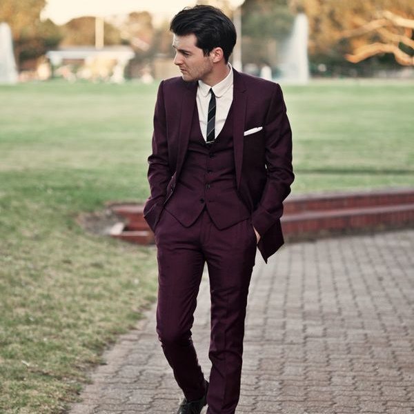 красивый мужской свадебный костюм-тройка с жилеткой