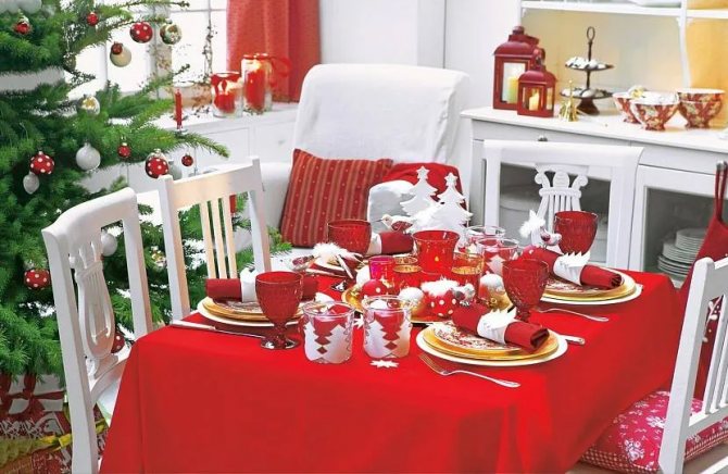 Красивый новогодний стол со свечами