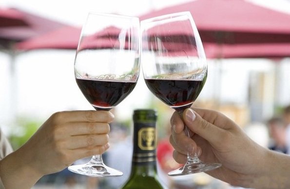 Красное вино перед подачей должно