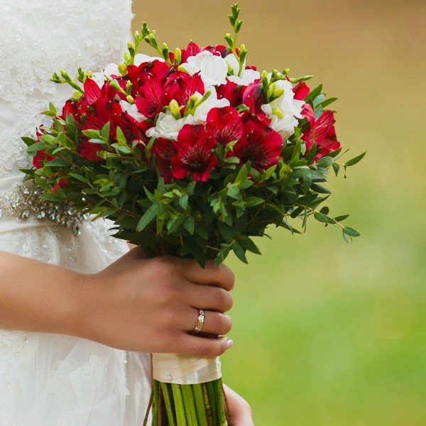 красный с белым букет невесты