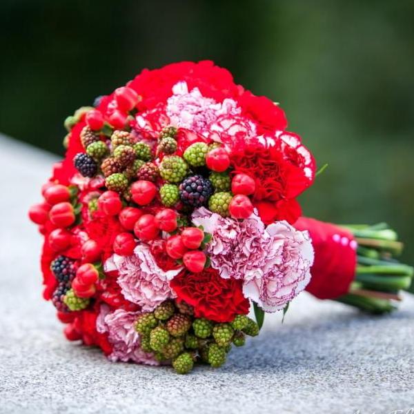 красный свадебный букет с гвоздиками