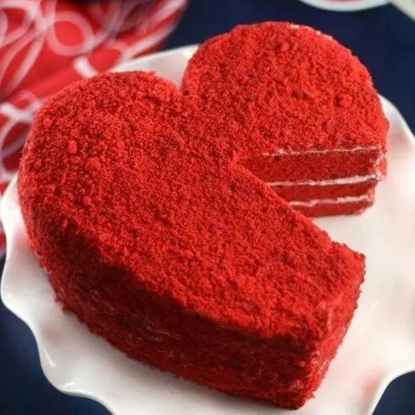 красный свадебный торт на блюде