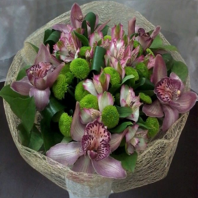 Креативный букет орхидей