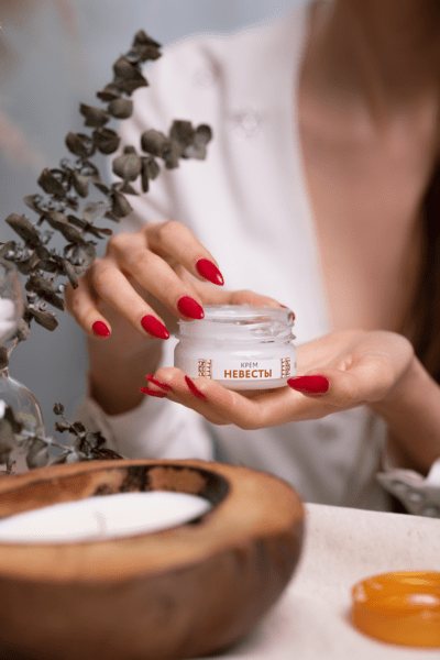 Крем в руках