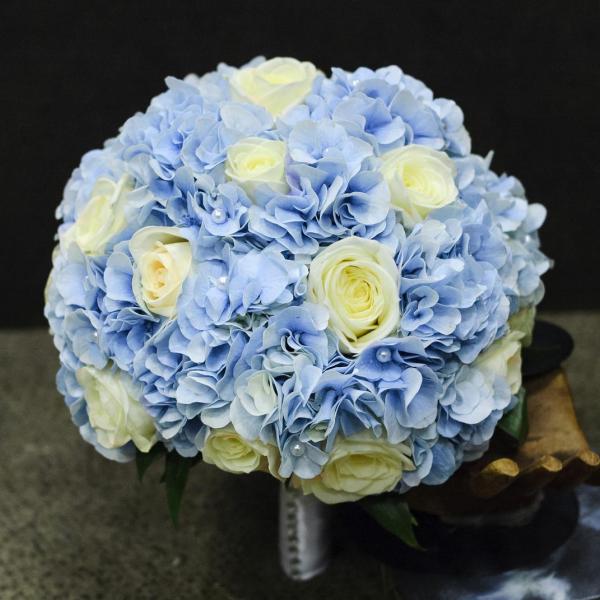 круглый букет голубого цвета на свадьбу