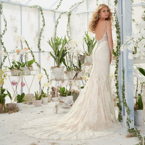 Кружевное свадебное платье цвета айвори