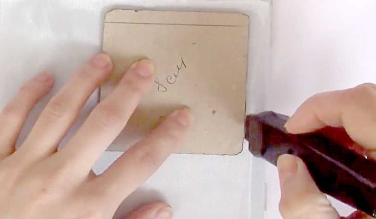 Кусочек ткани на стекле или плитке