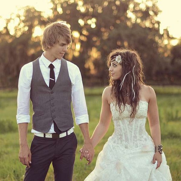 летний вариант свадебной одежды молодых