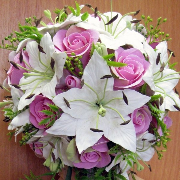 лилии и розы в букете