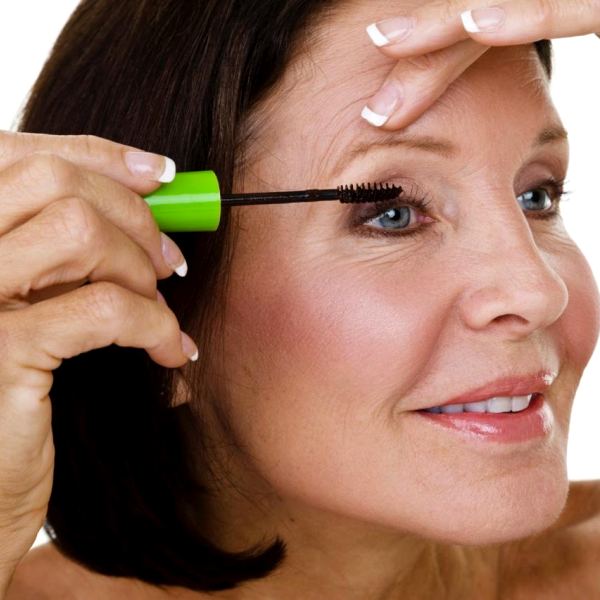 мама невесты красит глаза тушью