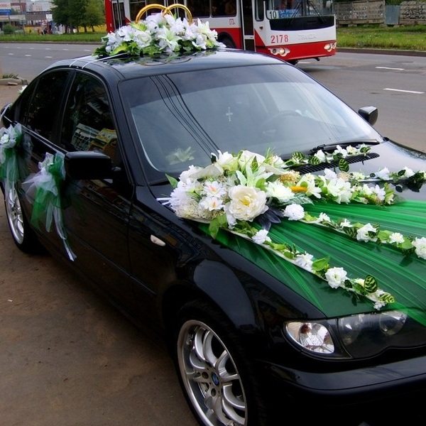 машина с украшениями и кольцами