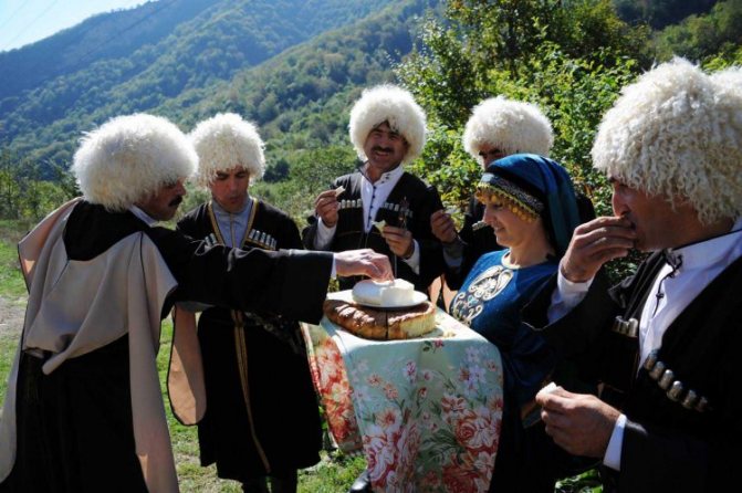 Мать невесты встречает сватов