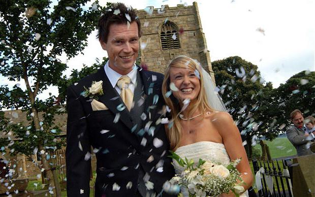 мать жениха встречает молодых