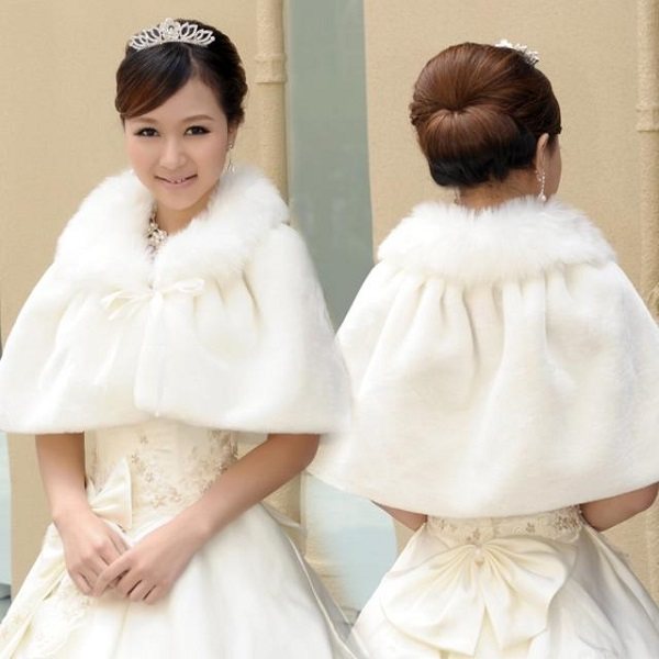 Меховая накидка на свадебное платье в зимнее время года