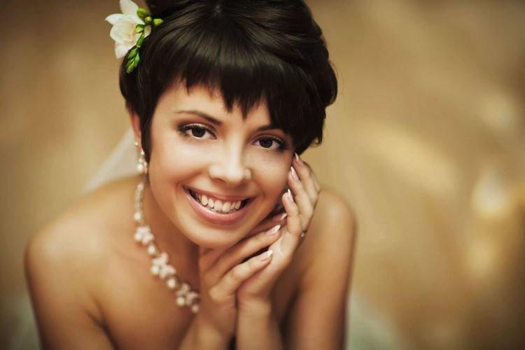 Минималистичная укладка с челкой - Свадебные прически на короткие волосы