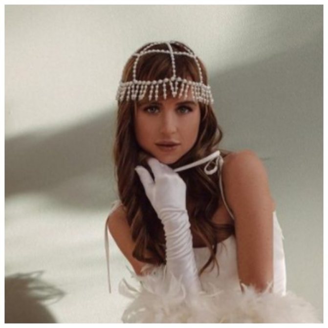 Мирослава Карпович с украшениями на голове фото