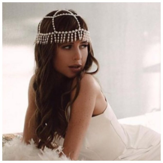 Мирослава Карпович с украшениями на голове