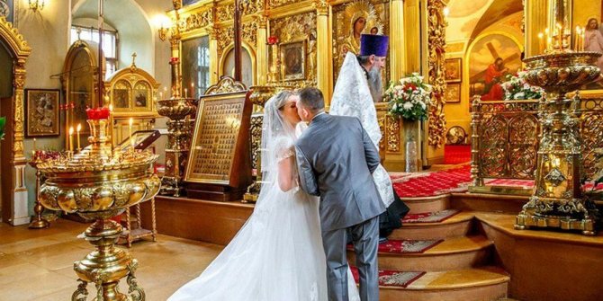 Многие расписываются и венчаются в один день