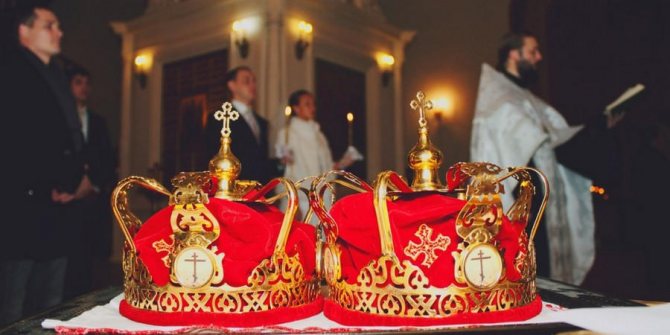 Многие религиозные пары совмещают роспись с венчанием в церкви