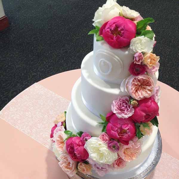 многоярусный свадебный торт с цветами