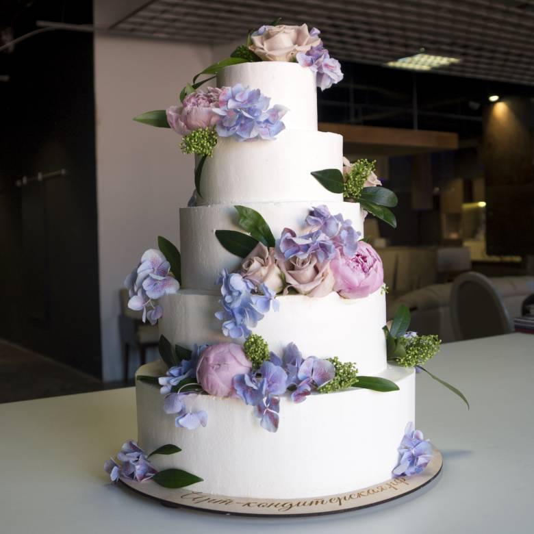 Многоярусный торт с цветами